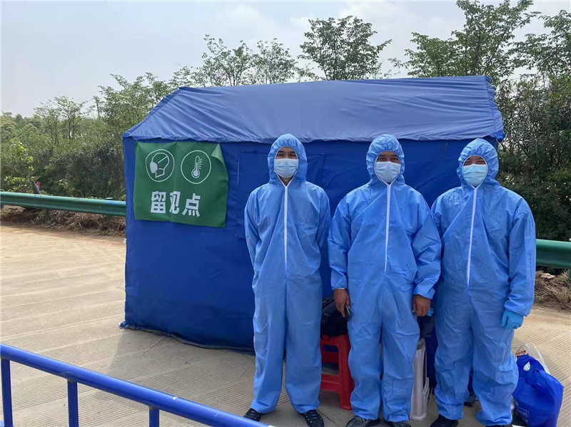 人员查验等待转运.jpg